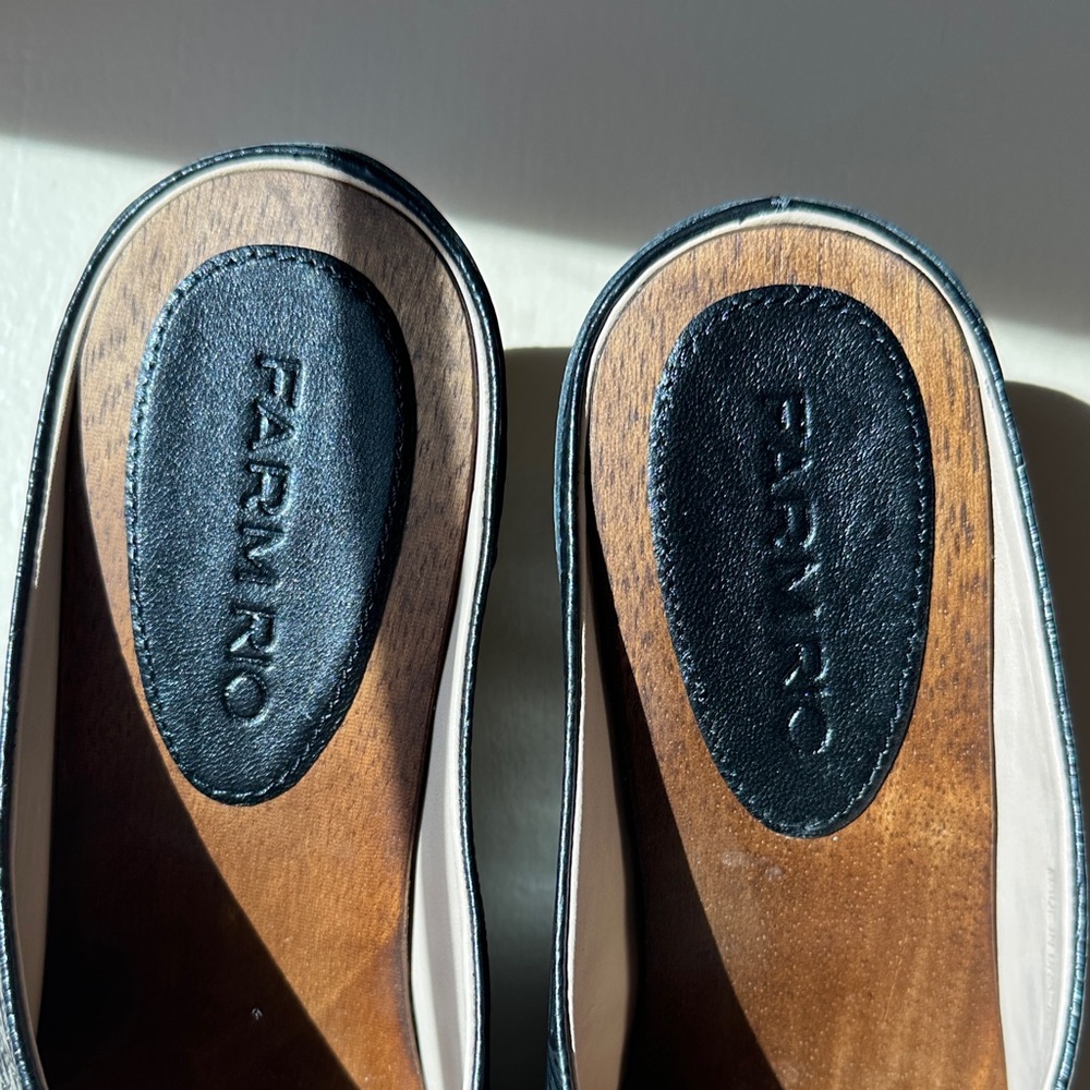 NWT FARM Rio Black Embossed Leather Wedge Clogs Size 6.5 NIB - Picture 2 of 9